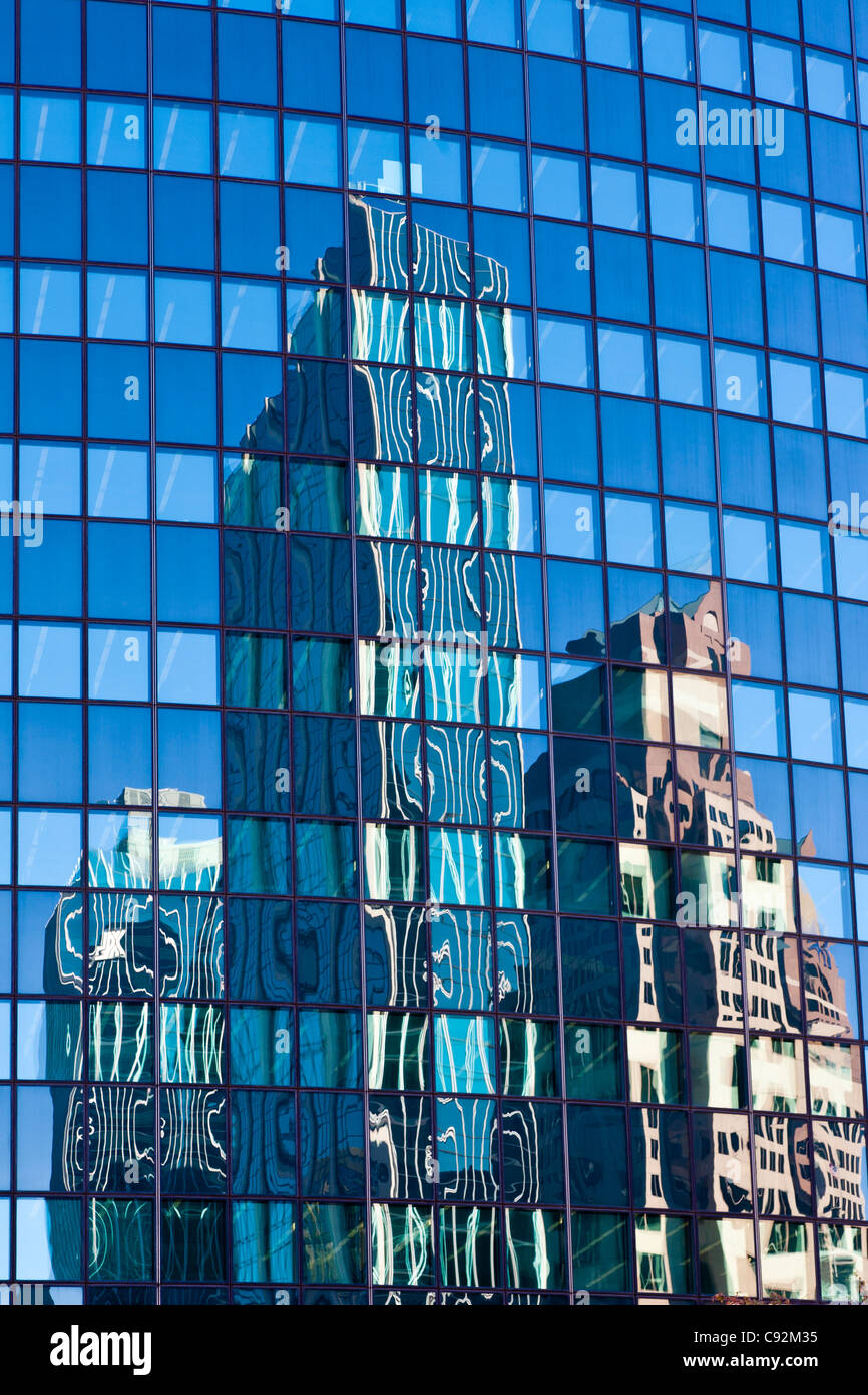 Riflessioni di edifici in finestre di vetro di Phoenix mutua assicurazione vita edificio nel centro di Hartford Connecticut Foto Stock