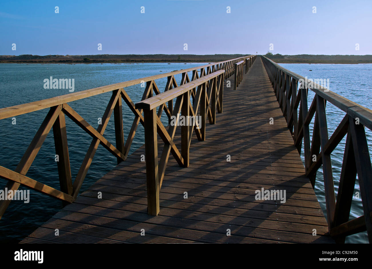 In legno ponte pedonale su Ria Formosa Lagoon Quinta do Lago Algarve Portogallo Foto Stock