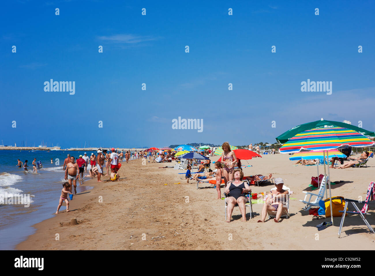Persone che prendono il sole presso la spiaggia di Sant Salvador. El Vendrell, Catalogna, Spagna. Foto Stock