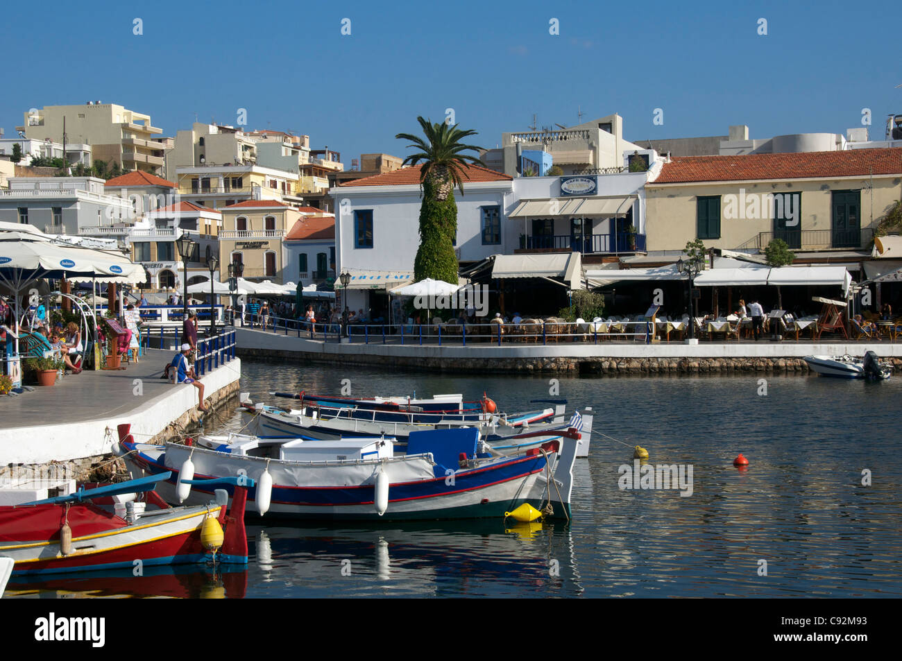 Ormeggiate barche da pesca e bar Agios Nikolaos orientale di Creta Grecia Foto Stock