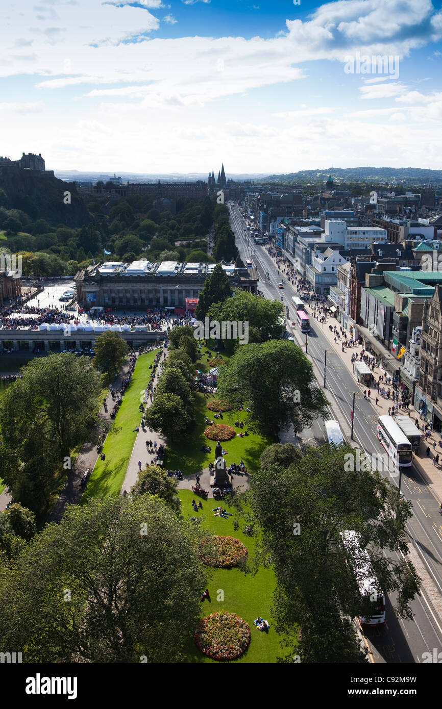 Princes Street, Edimburgo, Scozia, Regno Unito, Gran Bretagna con il Castello di Edimburgo delineano in alto a sinistra e la Galleria Nazionale vicino al centro Foto Stock