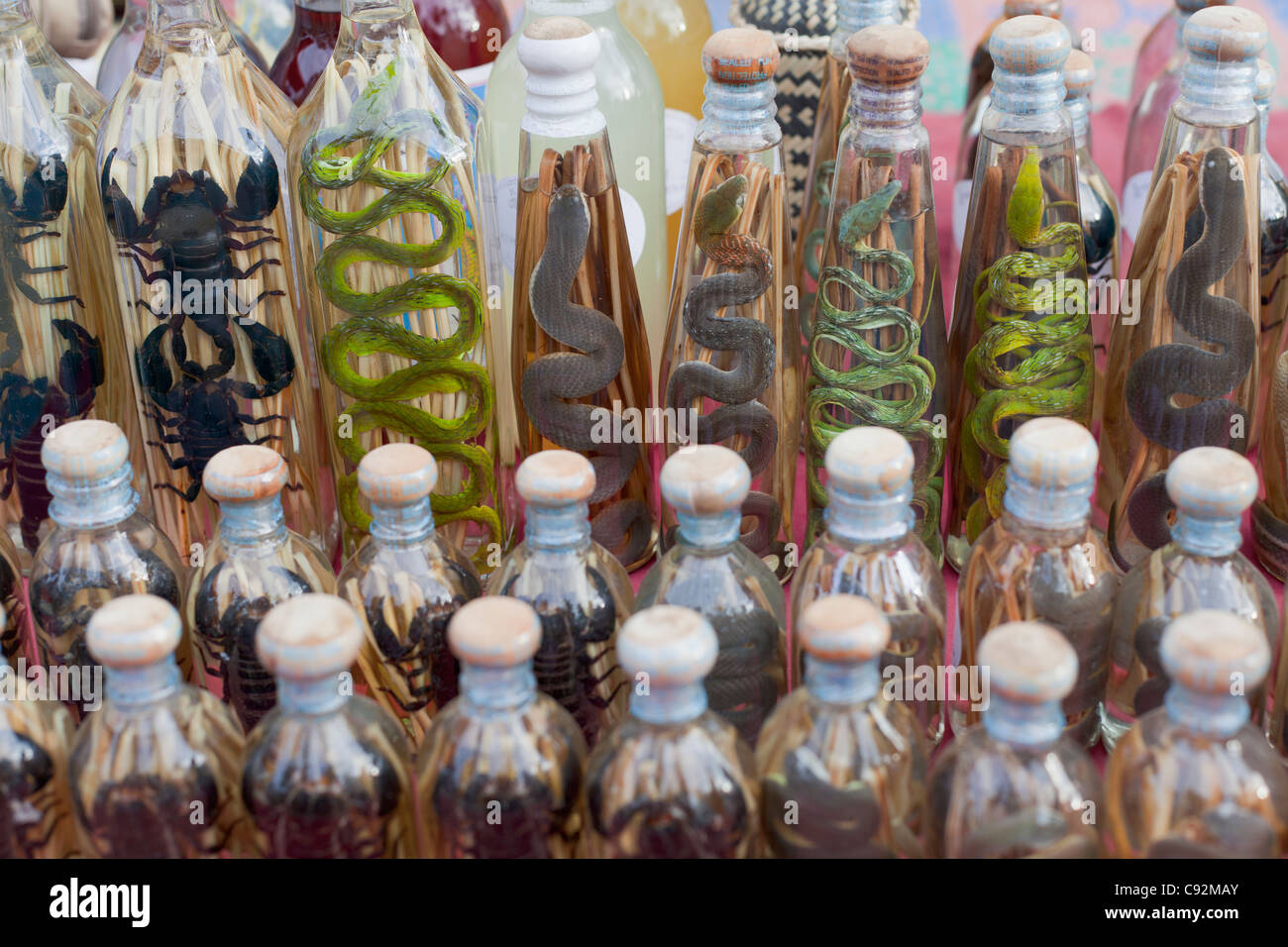 Il rum laotiana con serpenti sul display a un mercato in stallo, Laos Foto Stock
