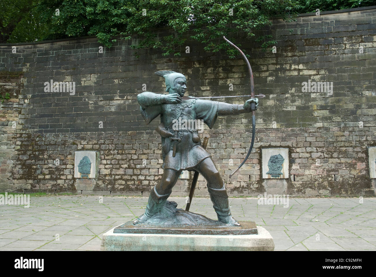 Vi è una statua del leggendario Robin Hood, il fuorilegge, in Nottingham Castle cortile. Foto Stock