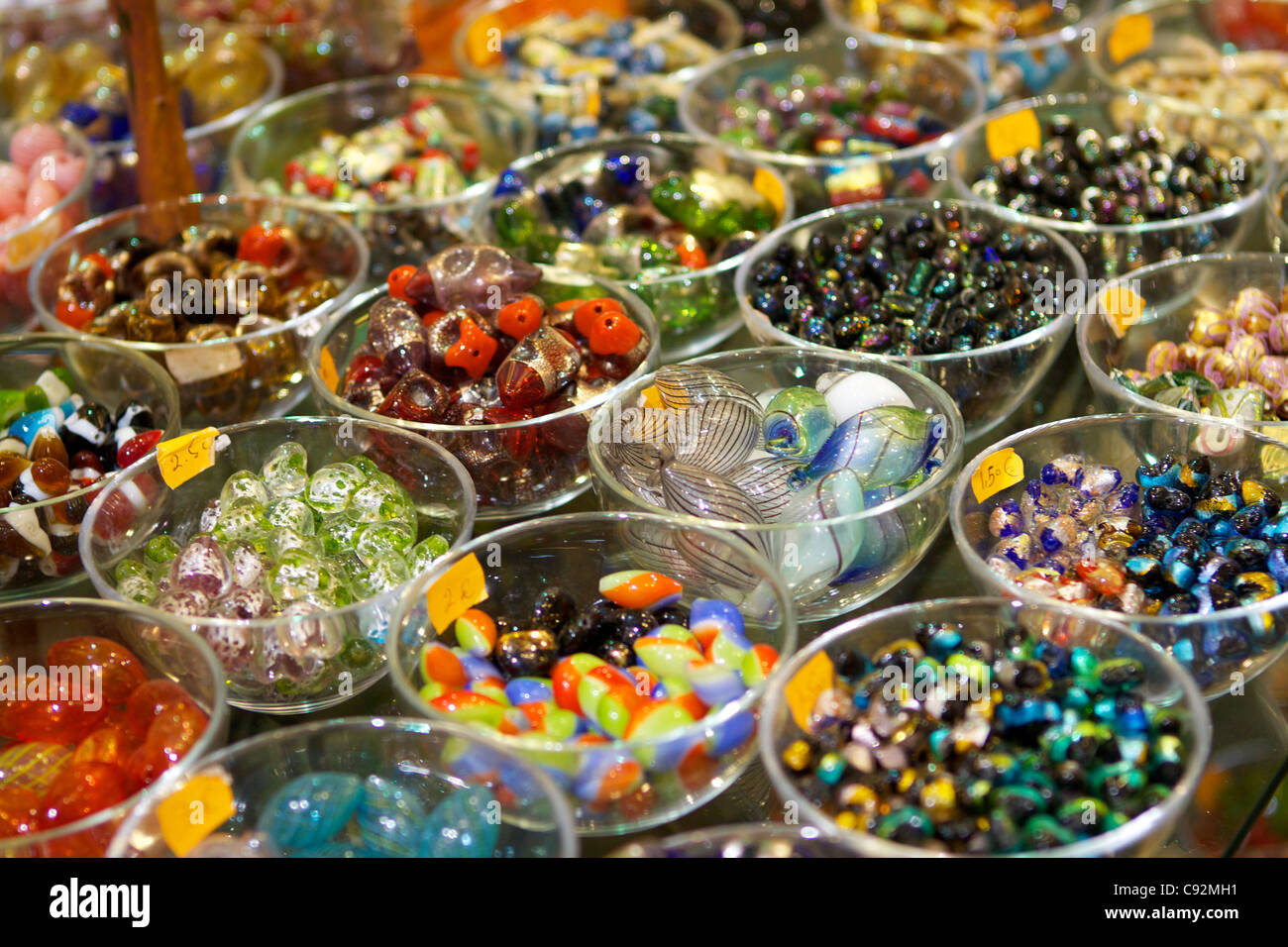 Bocce di colorate perline di vetro per la vendita in un negozio di vetro  chiamato 'Kouki' su Via dei Coronari a Roma,Roma,Italia Foto stock - Alamy