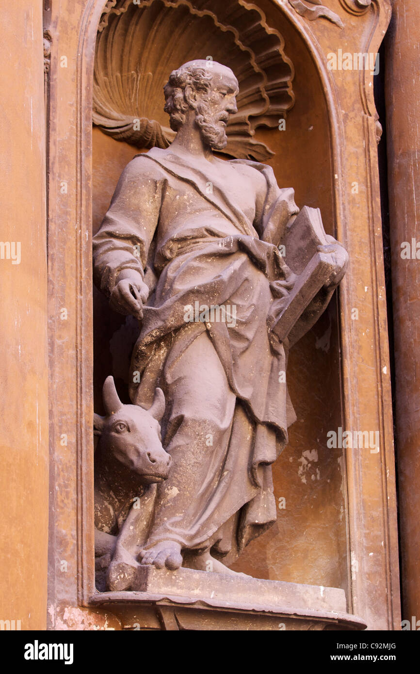 Ci sono statue biblica sulla facciata di una chiesa in Via Capo di Ferro. Foto Stock