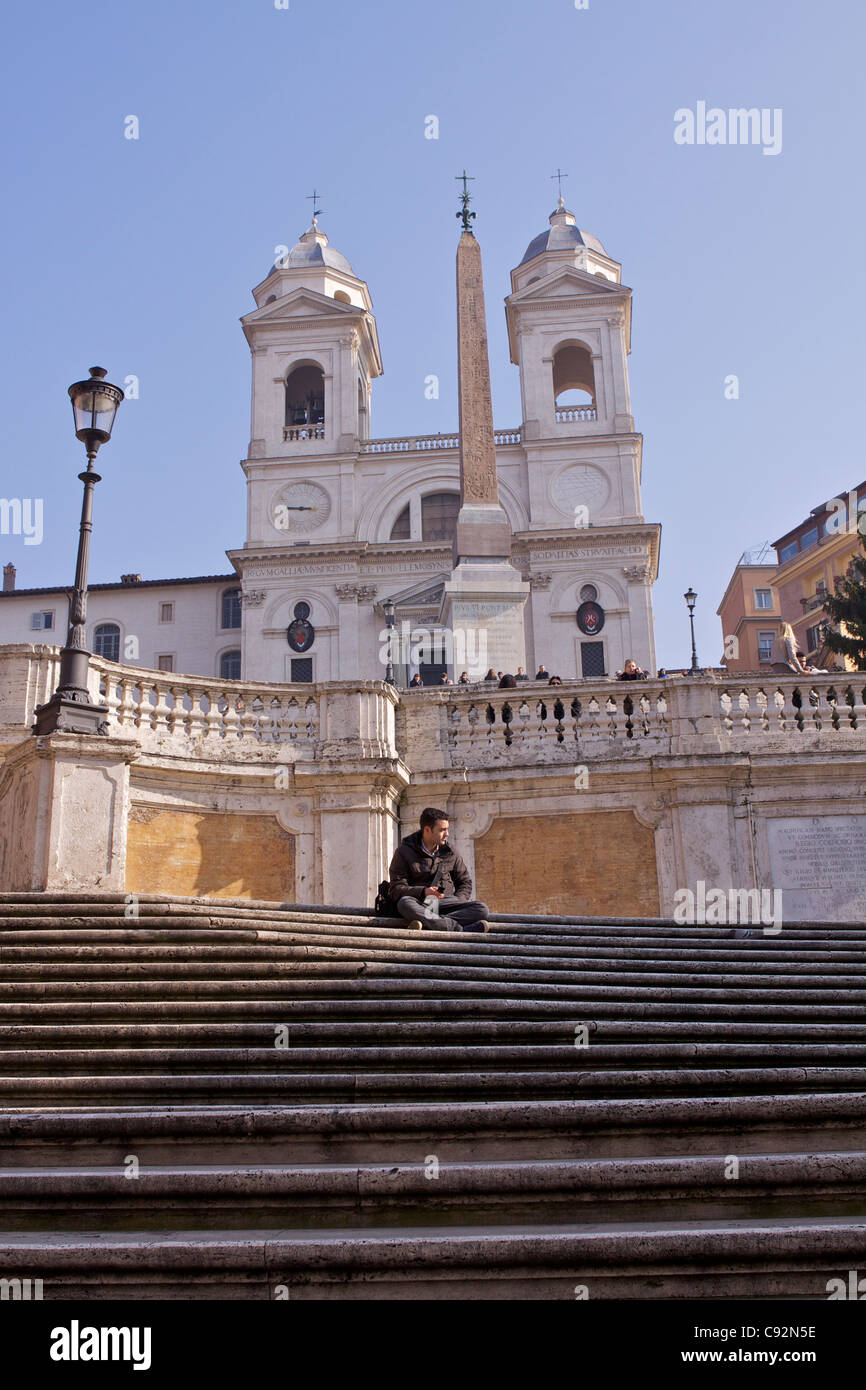 Visualizzare i 138 gradini della scalinata di Piazza di Spagna (la scalinata della Trinitaa dei Monti) verso la chiesa della Trinità dei Monti. Foto Stock