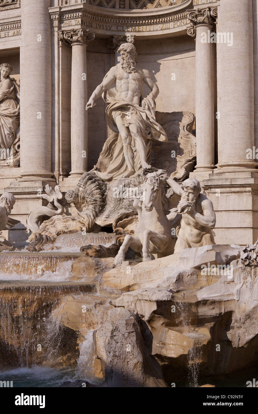 Vista sulla Fontana di Trevi (Fontana di Trevi) una fontana barocca disegnata da Niccolo Salvi e ha avviato nel 1732 prendendo 30 Foto Stock