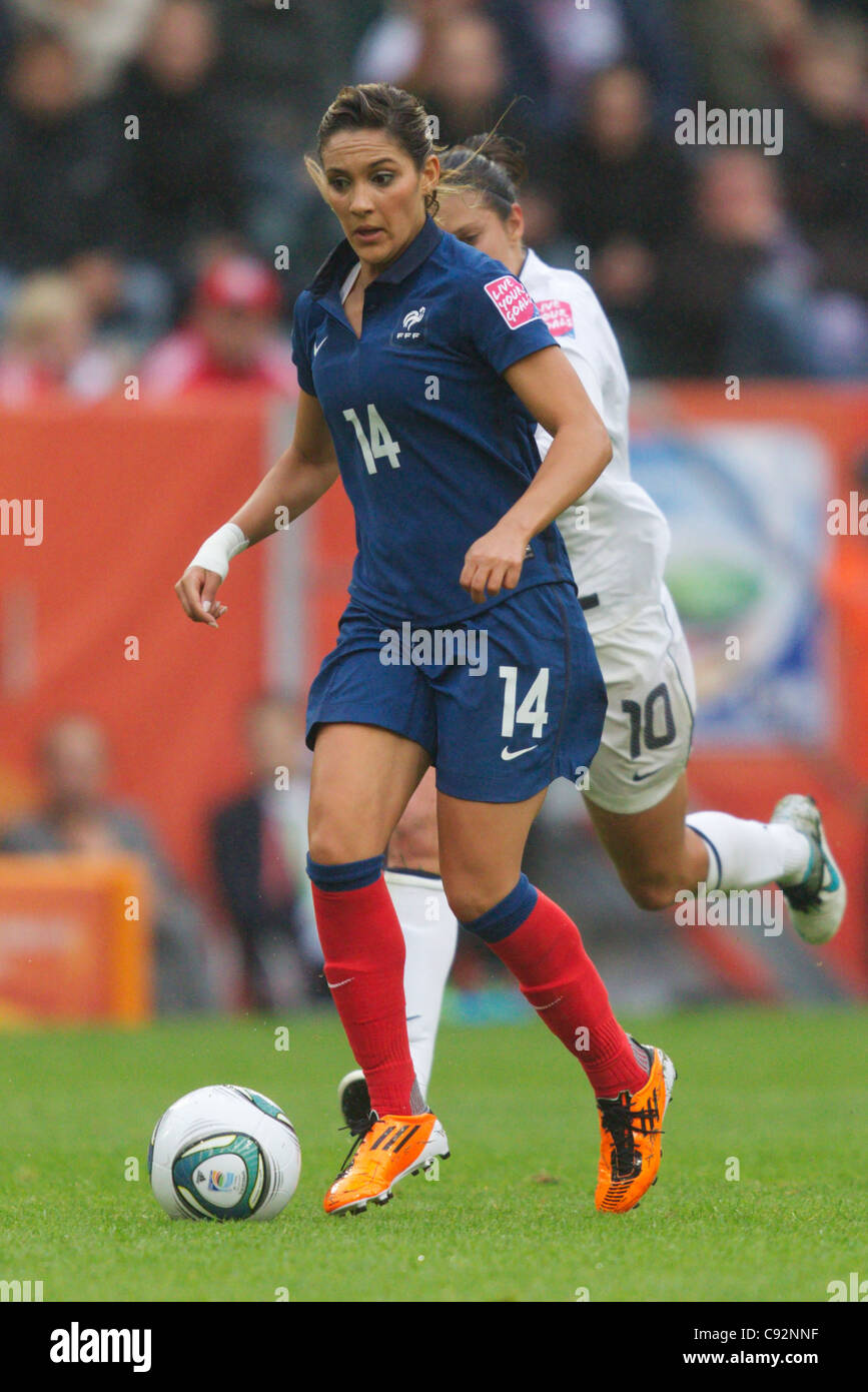 Louisa Necib di Francia controlla il pallone durante una semifinale di Coppa del mondo femminile contro gli Stati Uniti allo Stadion im Borussia Park il 13 luglio 2011 a Moenchengladbach, in Germania. Solo per uso editoriale. Uso commerciale vietato. (Fotografia di Jonathan Paul Larsen / Diadem Images) Foto Stock