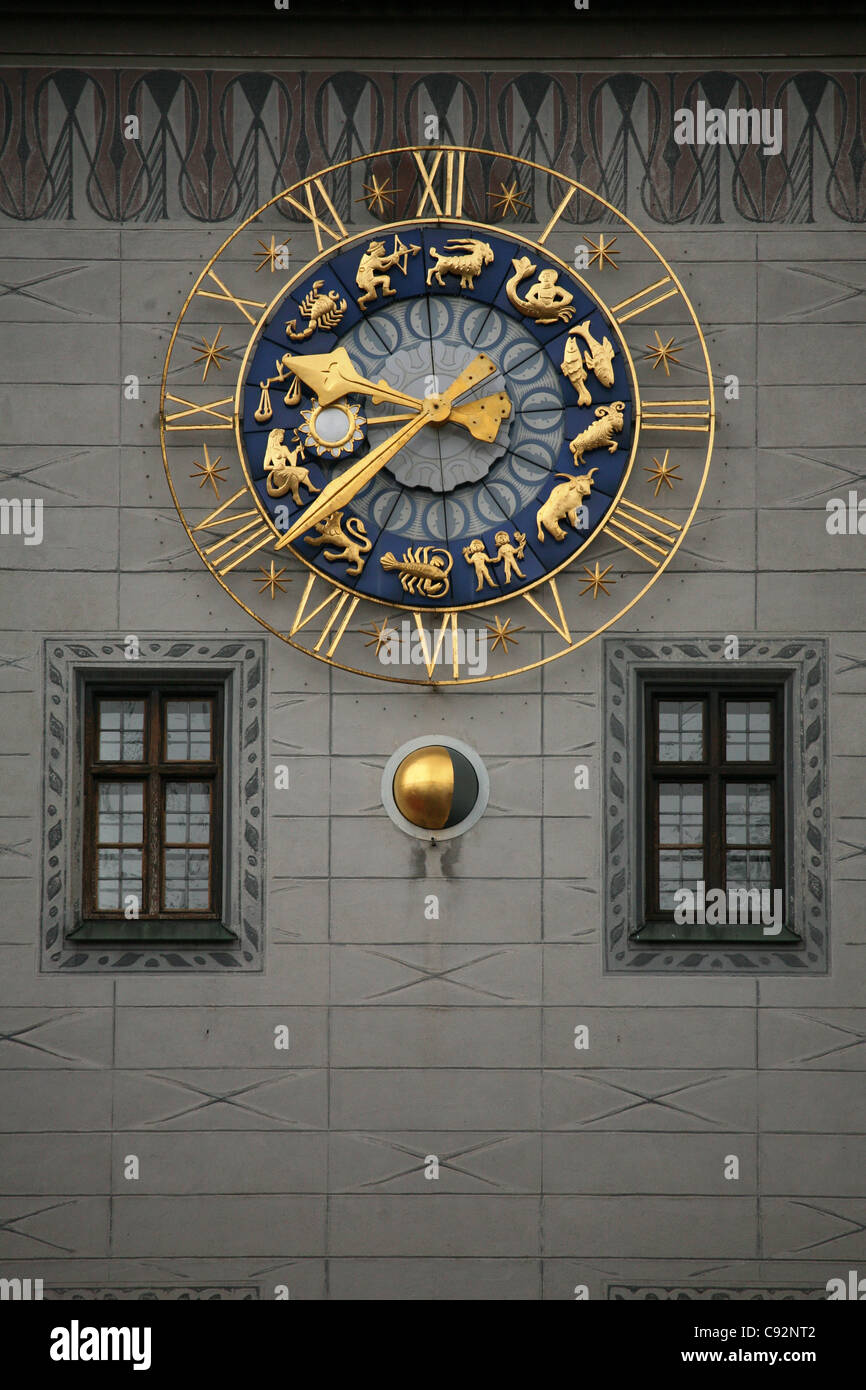 Torre con orologio dell'Altes Rathaus (antico municipio) a piazza Marienplatz a Monaco di Baviera, Germania. Foto Stock