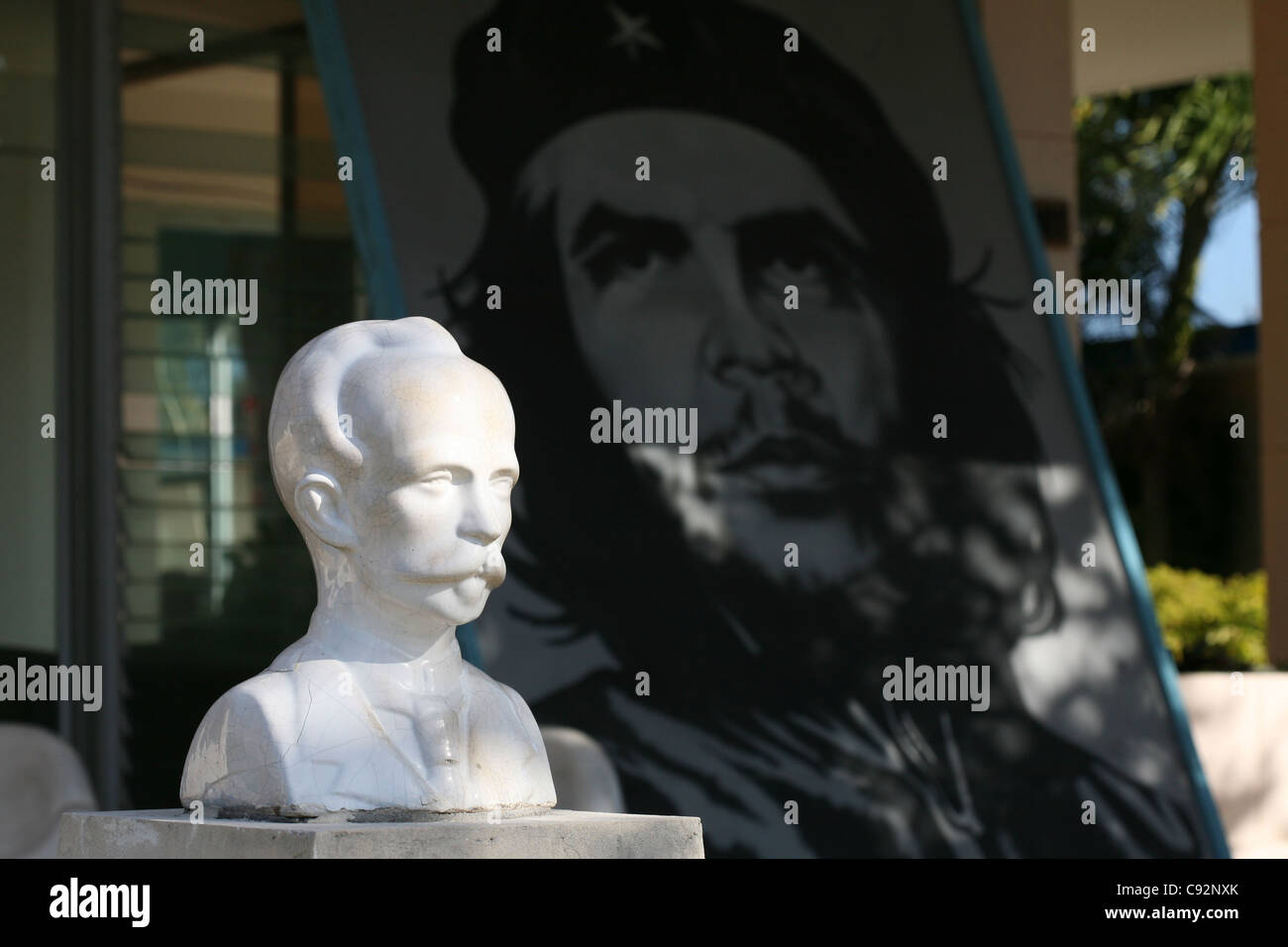 Busto di cubano eroe nazionale Jose Marti e ritratto di Ernesto Che Guevara in Varadero Resort, Cuba. Foto Stock