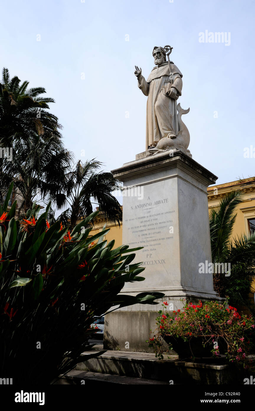 La statua del Sorrento il patrono, Sant'Antonino Abbate, Sant'Antonio Abate. Piazza Sant'Antonino, Sorrento, ... Foto Stock
