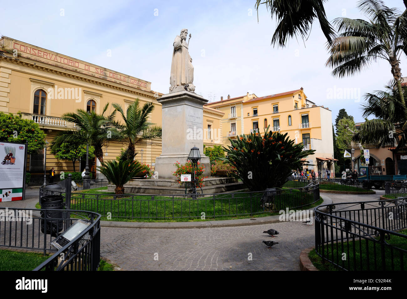 La statua del Sorrento il patrono, Sant'Antonino Abbate, Sant'Antonio Abate. Piazza Sant'Antonino, Sorrento, ... Foto Stock