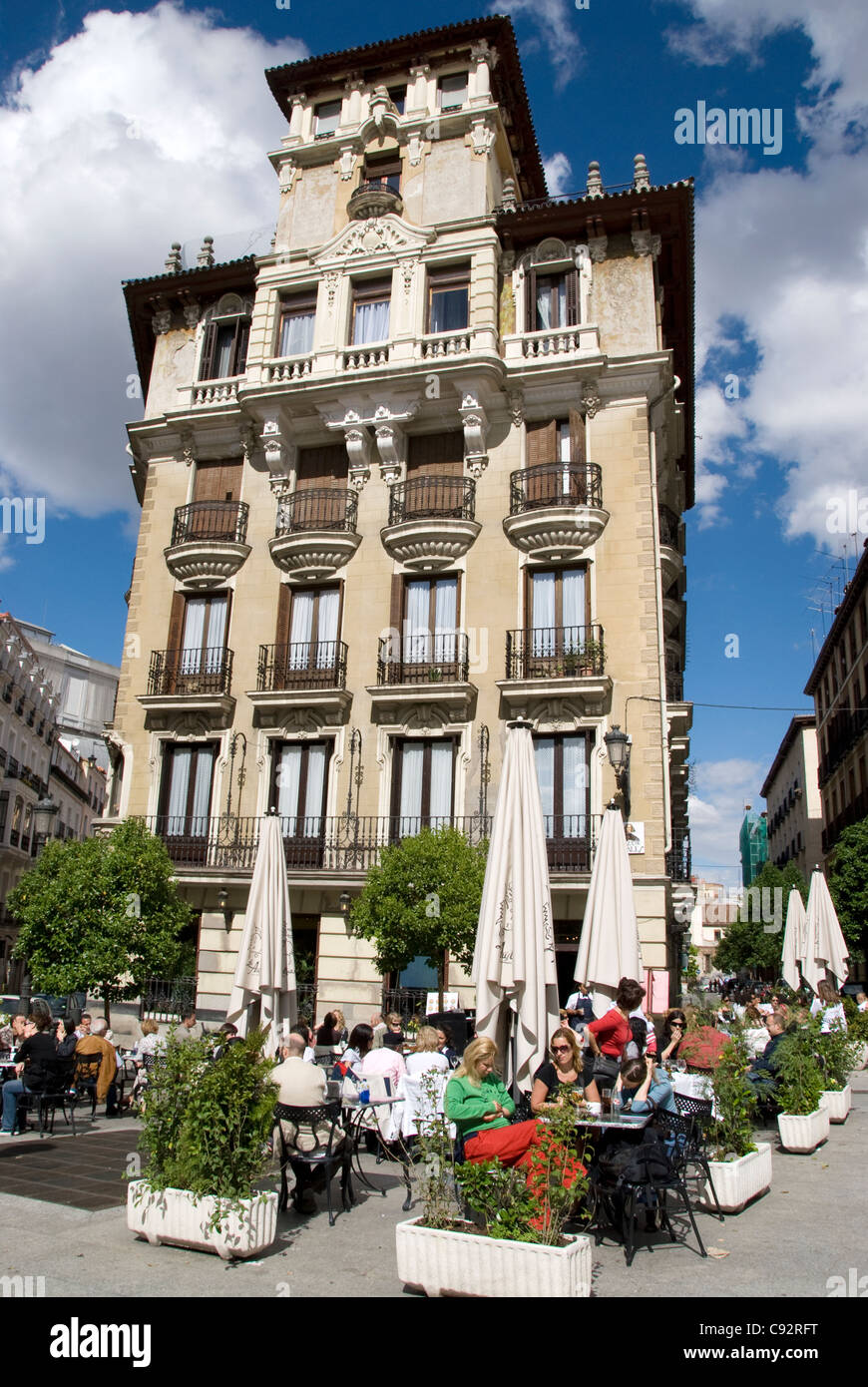 Persone seduti fuori caffè, Madrid, Spagna, Europa Foto Stock