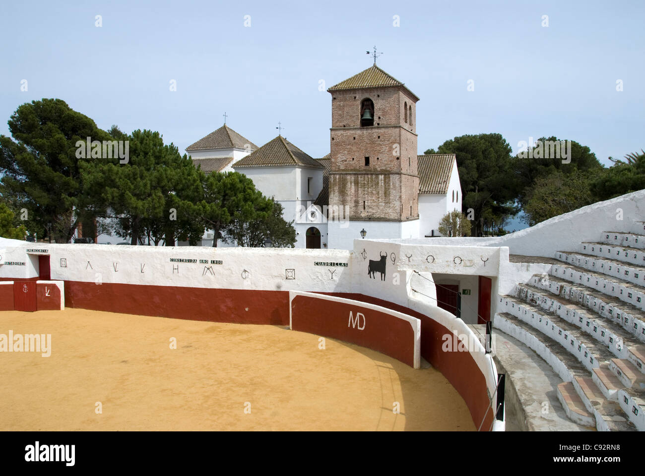 Plaza de Toros de Mijas Bullring con mare sullo sfondo, Mijas, Provincia di Málaga, Andalusia, Spagna, Europa Foto Stock