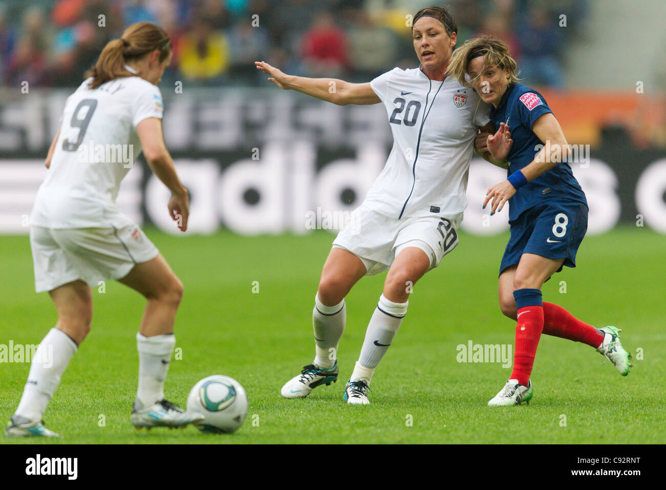 Abby Wambach degli USA (20) e Sonia Bompastor della Francia (8) spingono reciprocamente durante una FIFA Coppa del Mondo Donne semifinale partita. Foto Stock