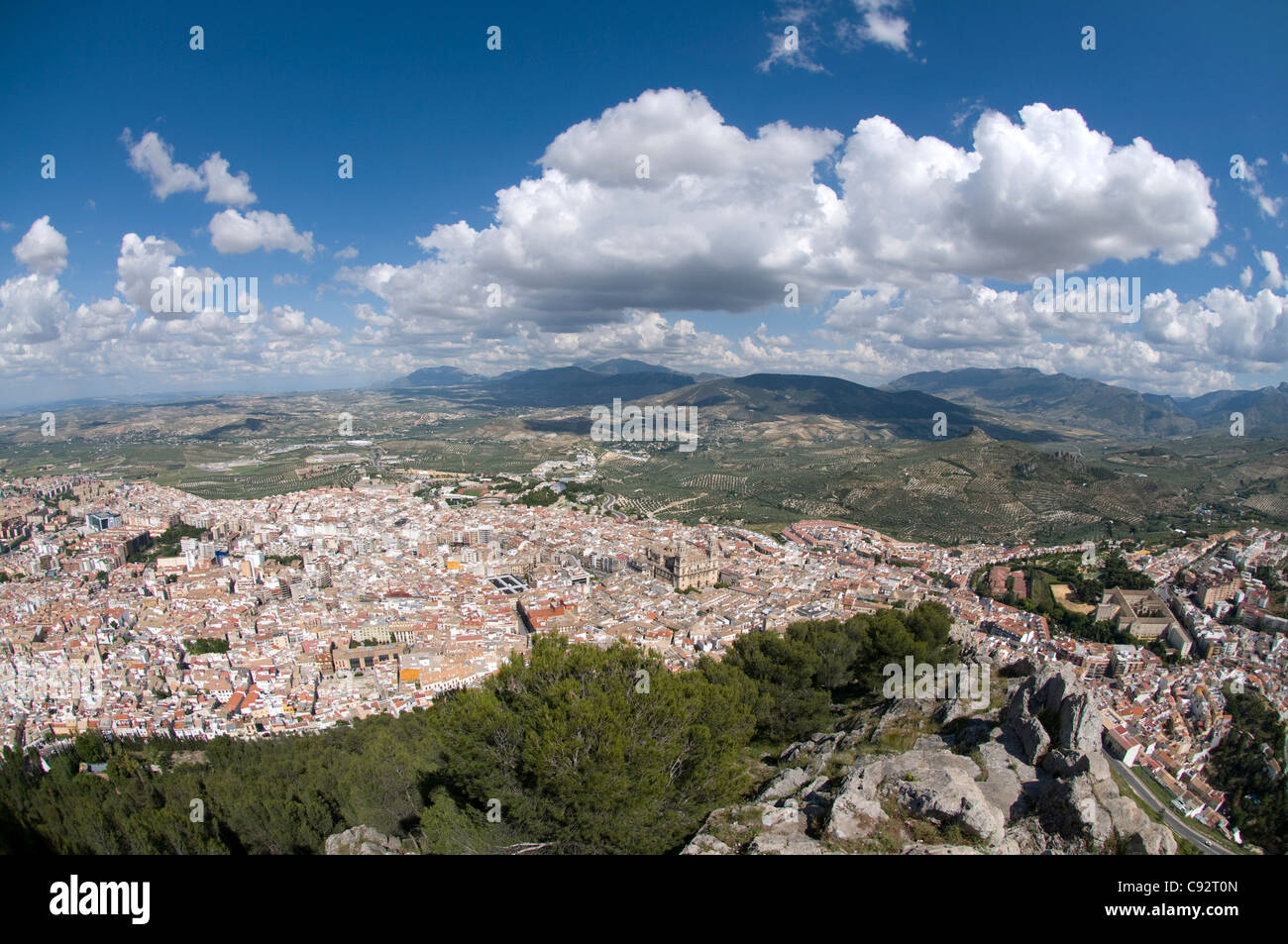 Vista della Cattedrale di Jaen, della città di Jaen e della campagna circostante, da Parador de Jaen Castillo de Santa Catalina, Jaen, Provincia di Jaén, Andalusia, Spagna Foto Stock