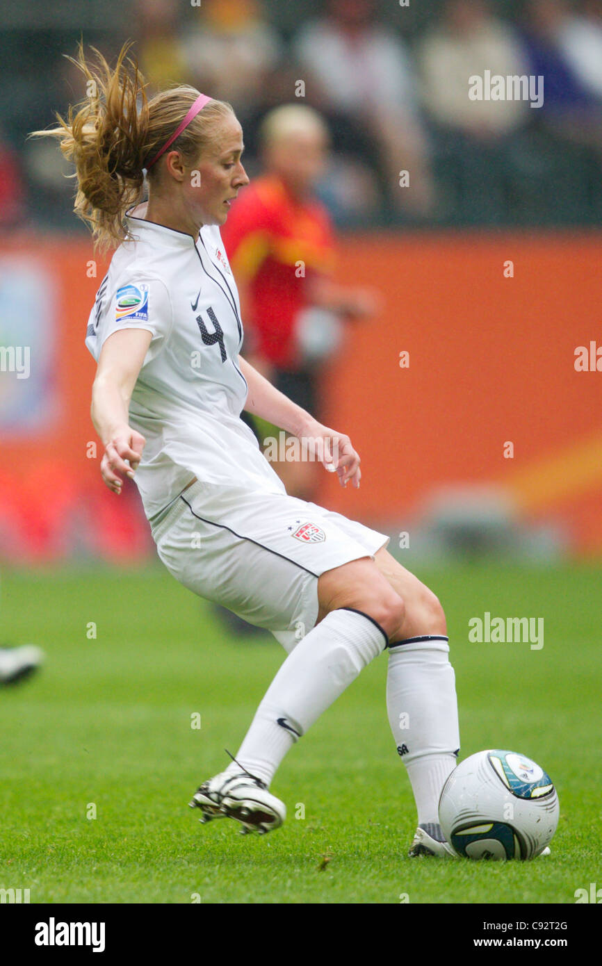 Becky Sauerbrunn degli Stati Uniti passa la palla durante una 2011 FIFA Coppa del Mondo Donne semifinale partita di calcio contro la Francia Foto Stock