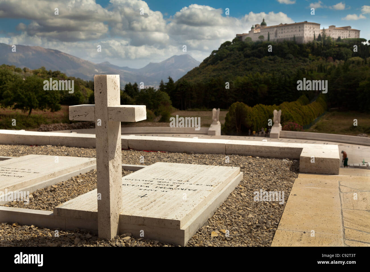 Le lapidi del cimitero polacco sta eretta verso l'Abbazia di Montecassino Foto Stock