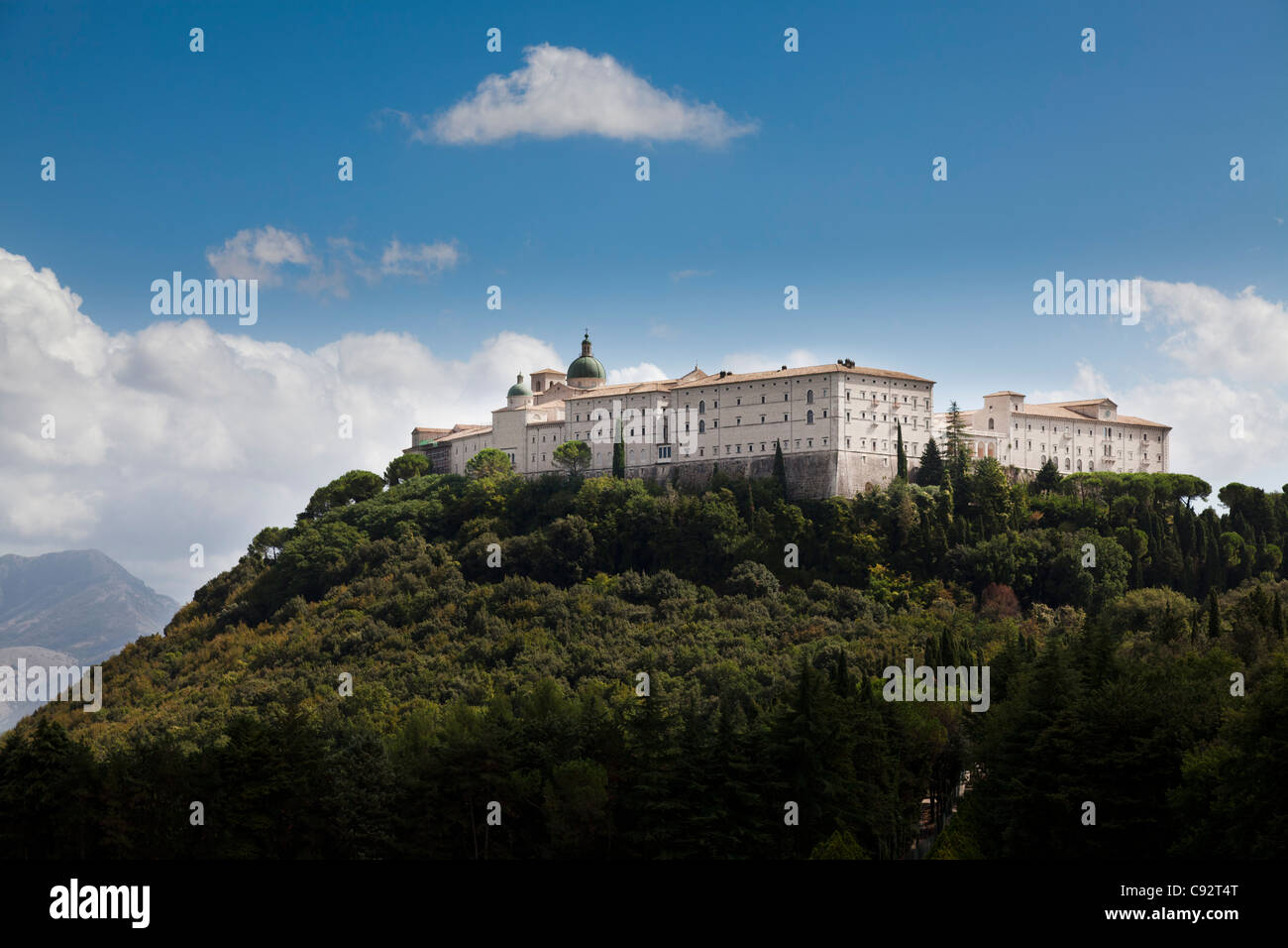 La ricostruita Montecassino abbazia sulla cima della montagna in Italia. Foto Stock