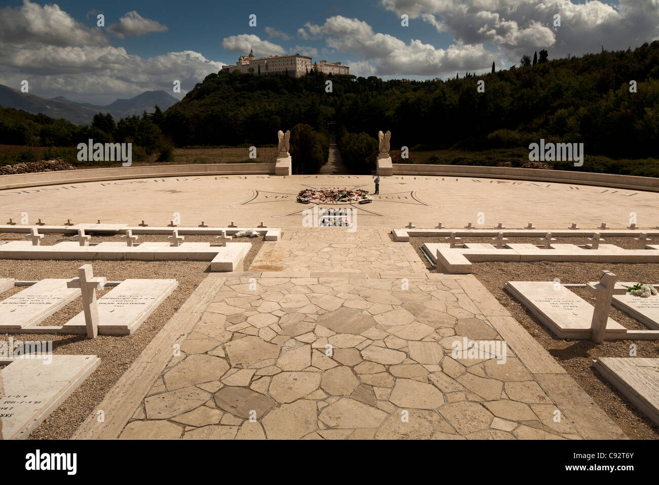 Il Cimitero polacco a Montecassino, con l'abbazia sulla collina Foto Stock
