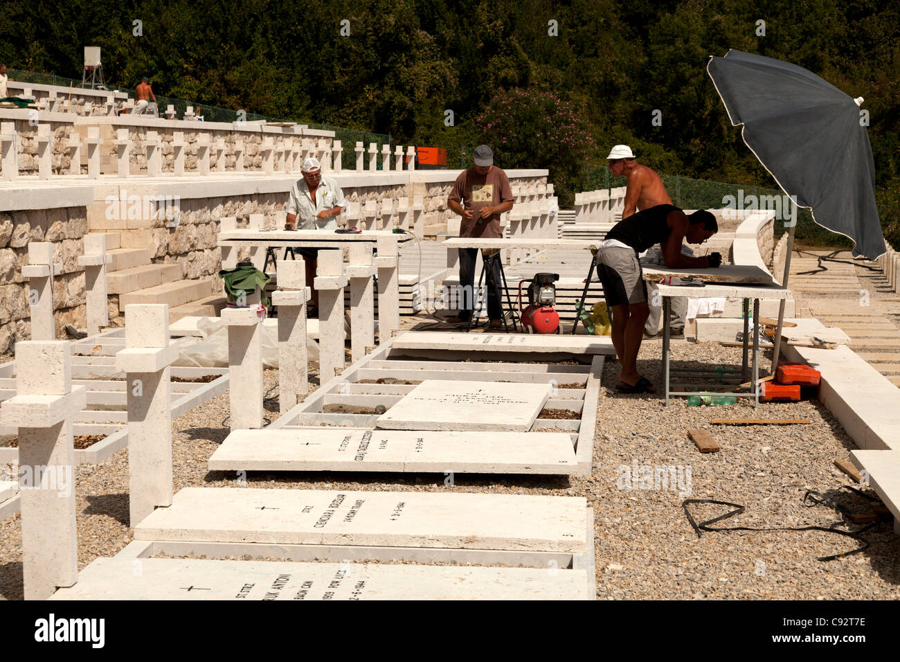 Restauro e manutenzione del cimitero polacco a Monte Cassino Foto Stock