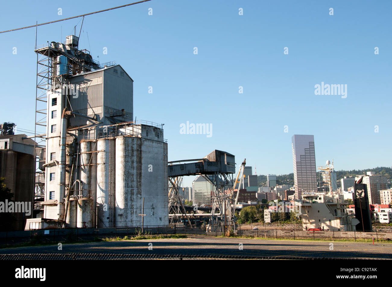 Portland Cement Company Impianto di fabbrica Oregon Stati Uniti vicino a ponte in acciaio sul fiume Willamette Foto Stock