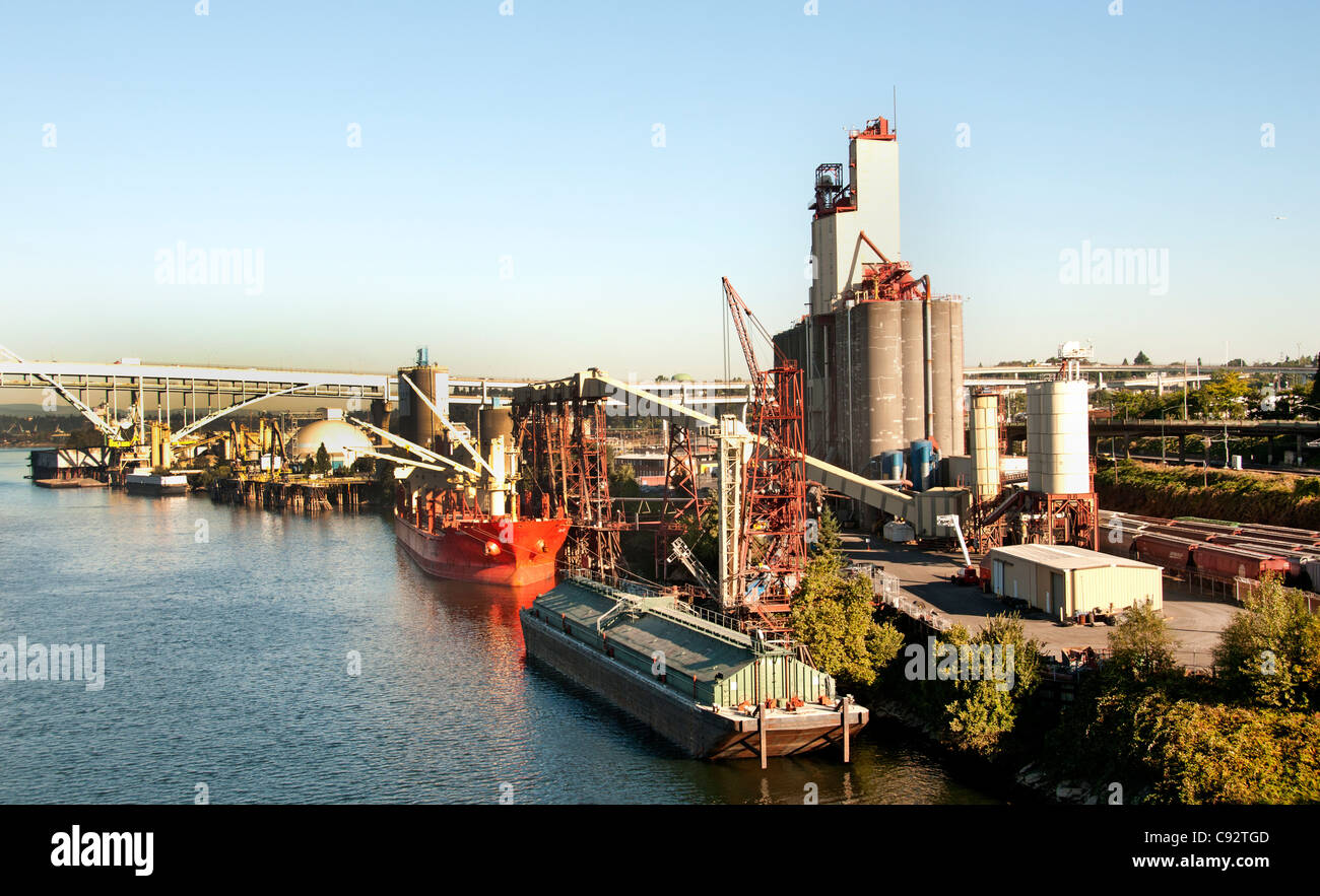 Portland Cement Company Impianto di fabbrica Oregon Stati Uniti vicino a ponte in acciaio sul fiume Willamette Foto Stock