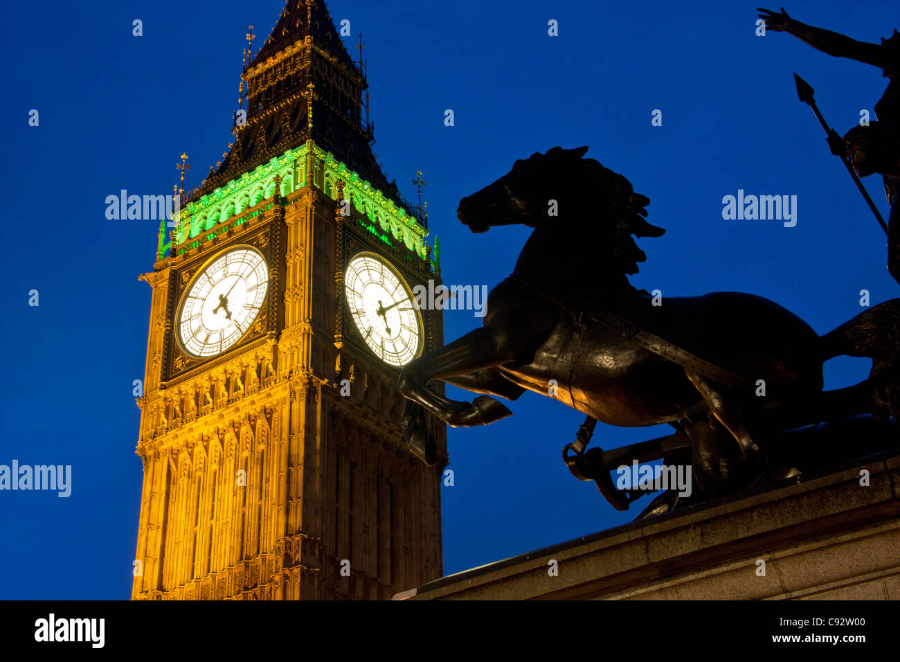 Statua equestre parte di Boadicea e carri e Big Ben Clock Tower di Case del Parlamento di notte Londra Inghilterra REGNO UNITO Foto Stock