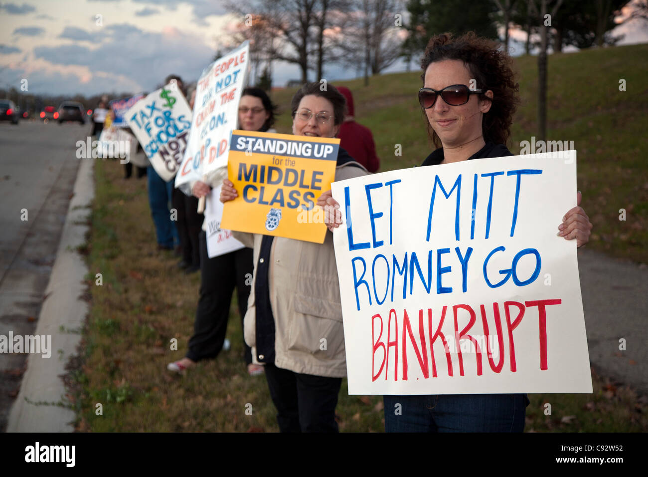 Auburn Hills, Michigan - Persone picket fuori il repubblicano dibattito presidenziale a Oakland University. Il candidato Mitt Romney aveva precedentemente suggerito che la società automatica dovrebbe essere consentito di andare in fallimento. Foto Stock