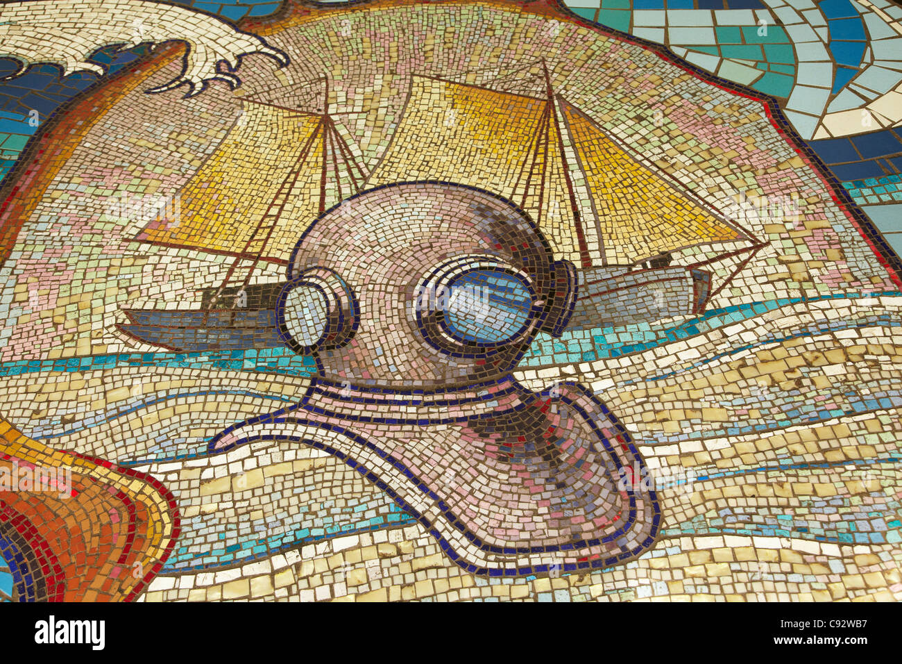 Mosaico di vecchio casco subacquei, Paspaley Plaza Shopping Centre, Chinatown, Broome, regione di Kimberley, Australia occidentale, Australia Foto Stock