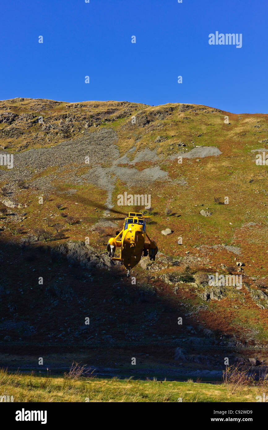 RAF Sea King (XZ587) aria/mare Salvataggio in elicottero su un esercizio con Penrith Mountain Rescue nel Lake District inglese Foto Stock