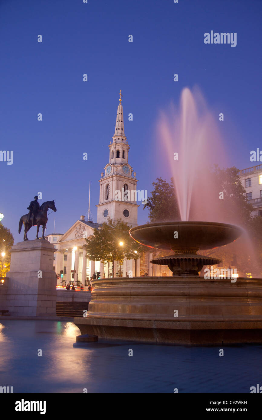 Vista notturna di Trafalgar Square con fontana, Re Giorgio IV statua e St Martin nei campi chiesa Londra Inghilterra REGNO UNITO Foto Stock