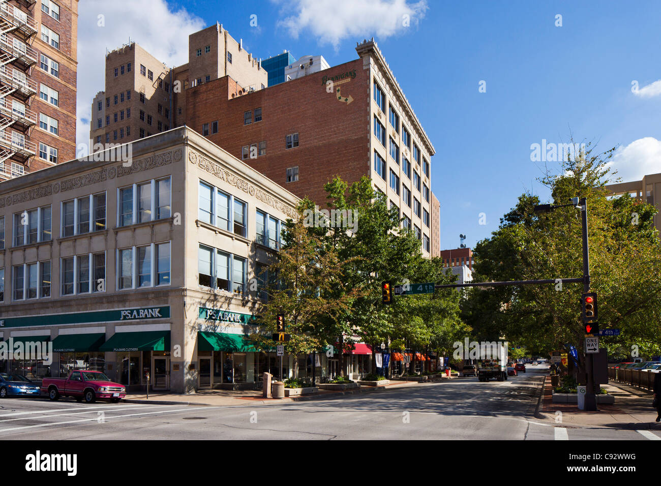 Houston Street nella zona di intersezione con W la quarta strada del Sundance Square District del centro di Fort Worth, Texas, Stati Uniti d'America Foto Stock