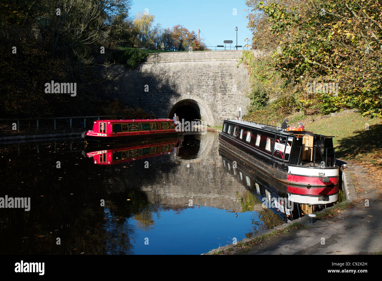 Canal Barge emergente dal Tunnel Darkie sul Llangollen canal, parte dell'Shropshire Union Canal a Chirk Foto Stock