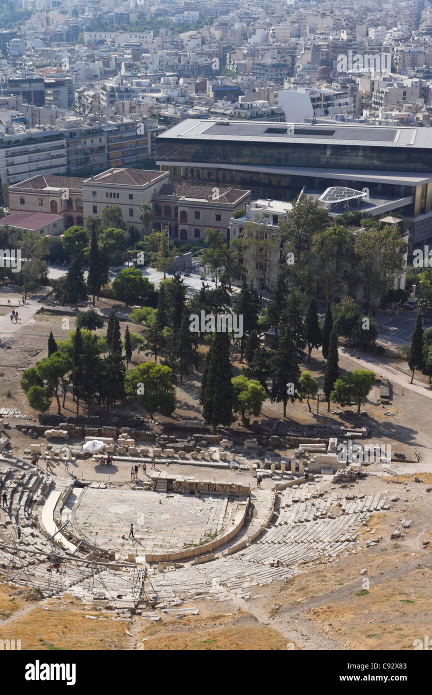 Atene - l'Acropoli, il Teatro di Dioniso con Museo Archeologico Nazionale dietro. Foto Stock