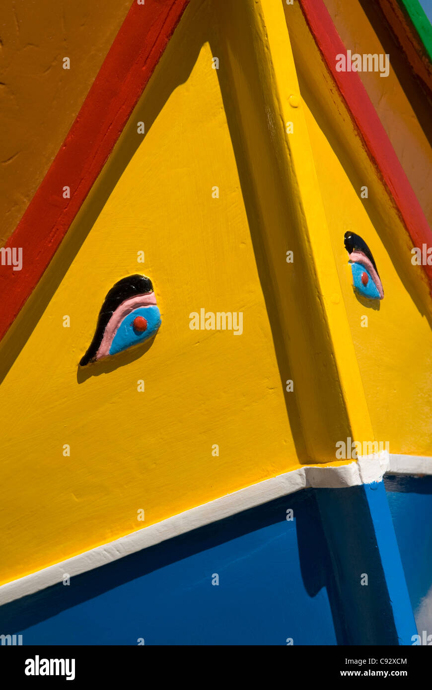 Tradizionalmente le barche dipinte a Malta hanno occhi dipinti sulla poppa e colori luminosi per allontanare gli spiriti maligni. Foto Stock