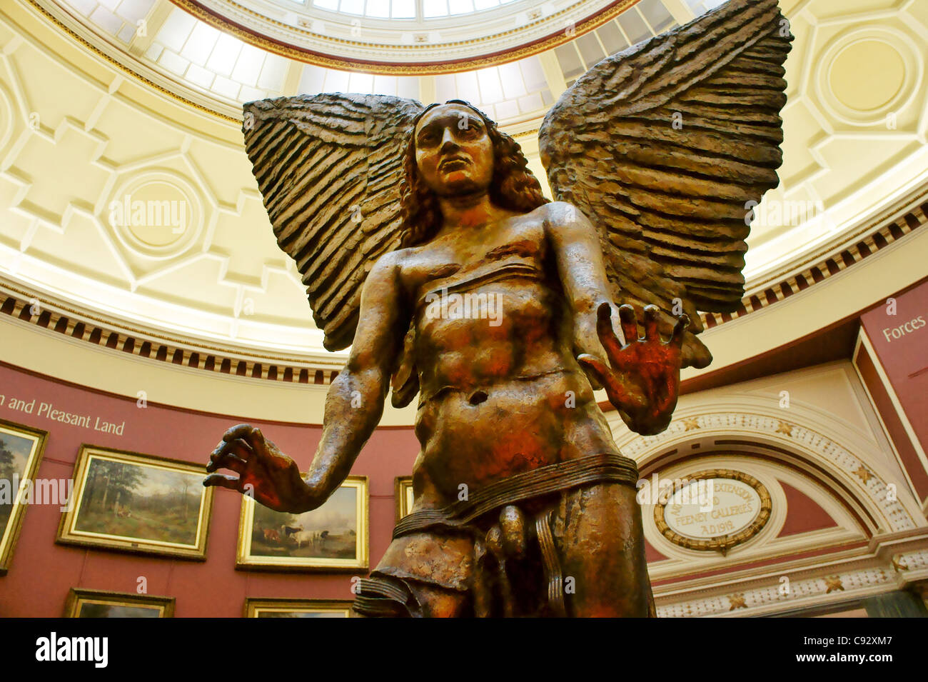 L Arcangelo Lucifero statua in bronzo dello scultore Sir Jacob Epstein nel round galleria di Birmingham Museum & Art Gallery Regno Unito Foto Stock