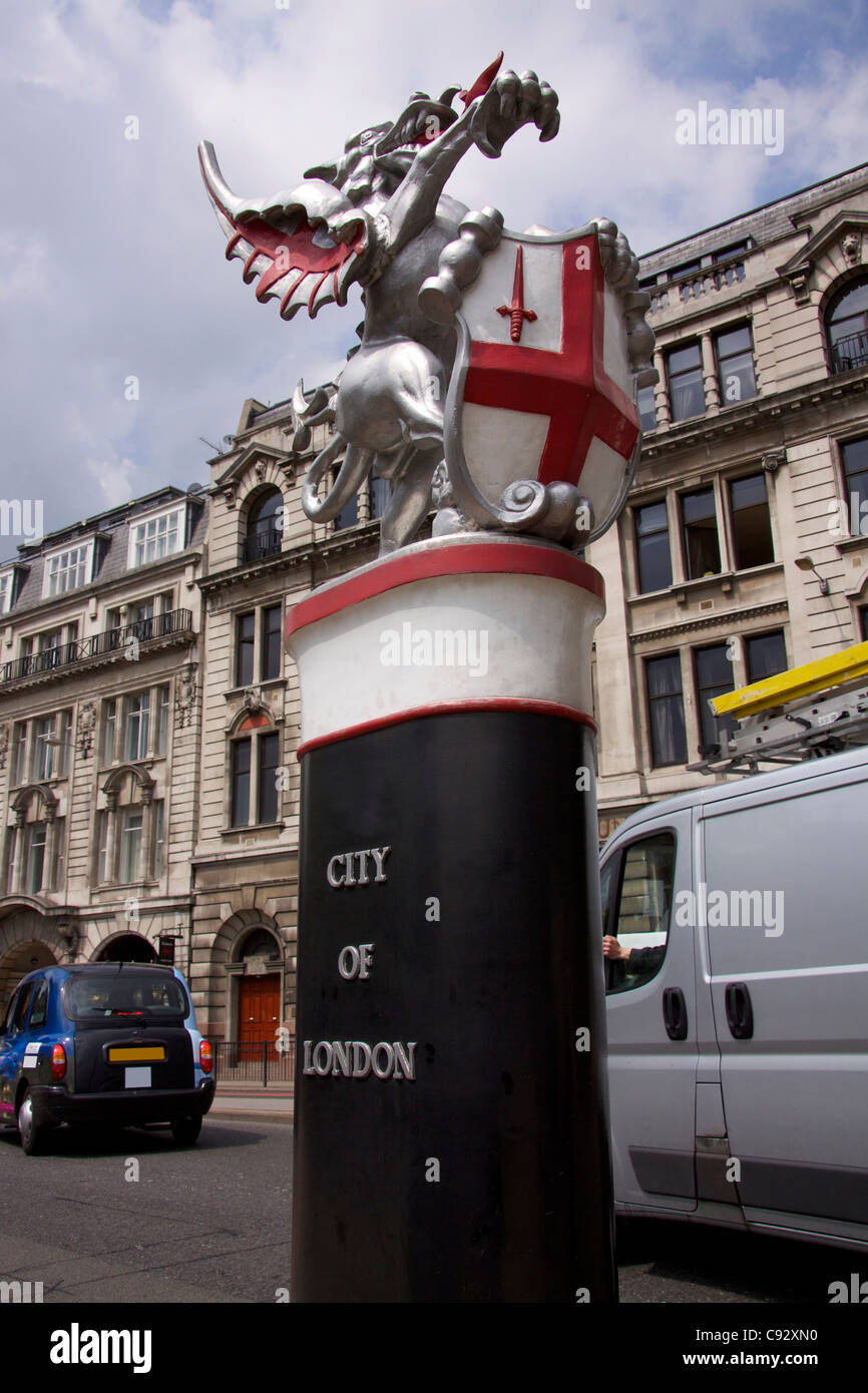 Statua del drago con la protezione di San Giorgio situata all'entrata della città di Londra con la costruzione di 10 Trinity Foto Stock