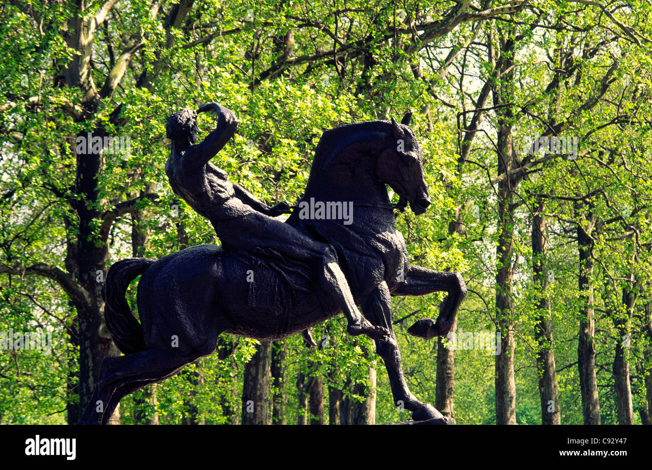 Imponente statua equestre in bronzo di energia fisica da scultore vittoriano G. F. Watt. I giardini di Kensington, Hyde Park Londra Foto Stock