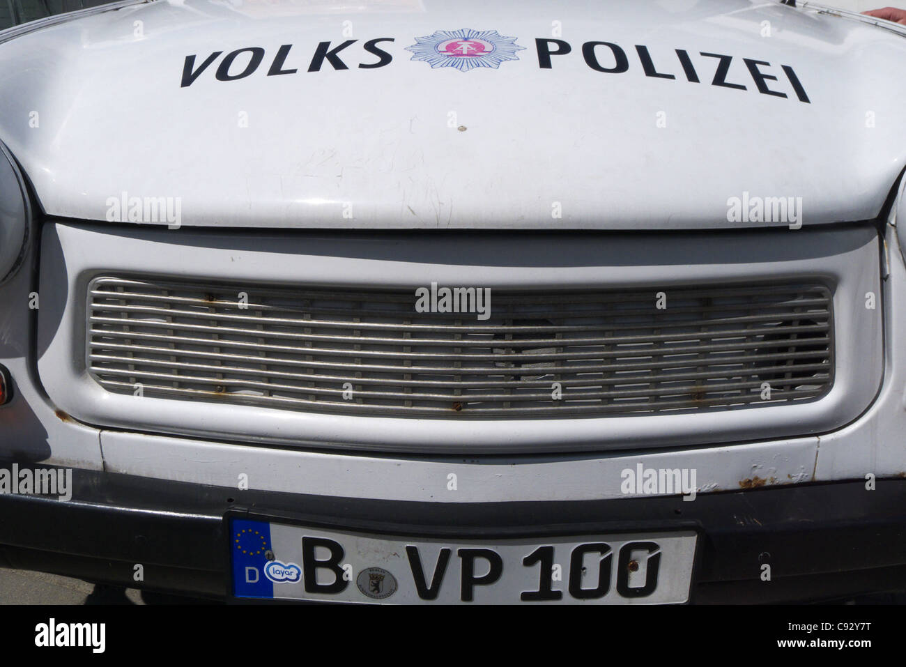 Una polizia Trabant a Berlino Foto Stock