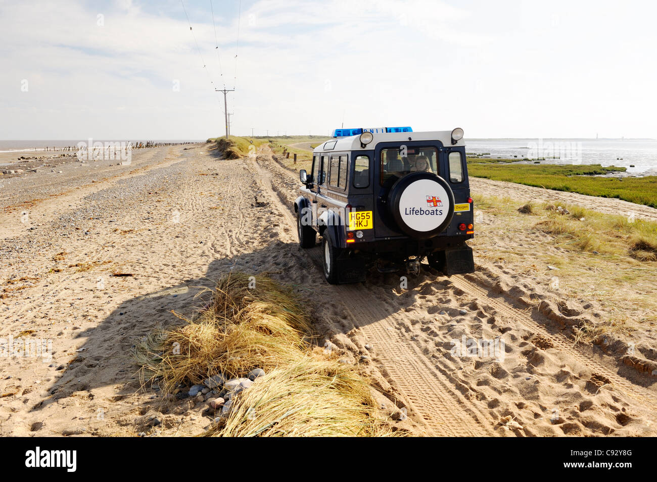 Tempesta di mare erosione costiera a disprezzare la testa, Yorkshire east coast Inghilterra. RNLI landrover danneggiati sul punto più stretto di spiedo di sabbia Foto Stock