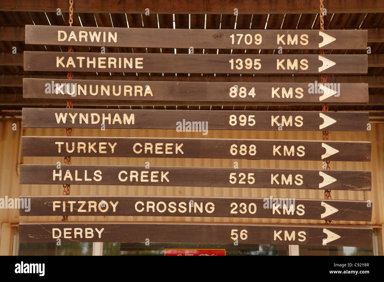 Distanza segni, Ponte Willare Roadhouse, Great Northern Highway, regione di Kimberley, Australia occidentale, Australia Foto Stock