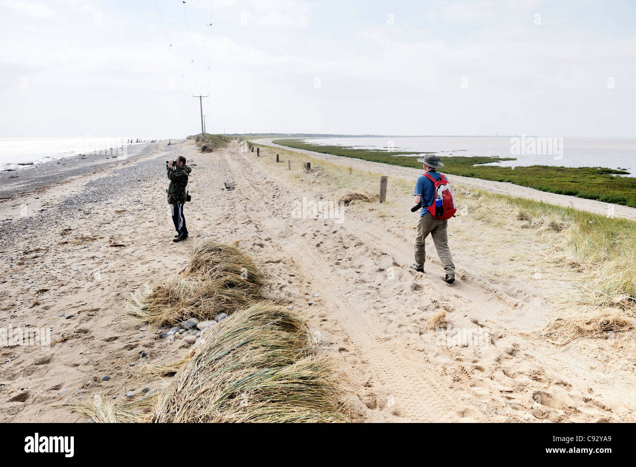 Tempesta di mare erosione costiera a disprezzare la testa, Yorkshire east coast Inghilterra. Gli amanti del birdwatching sul danneggiato nel punto più stretto della sabbia sputa Foto Stock