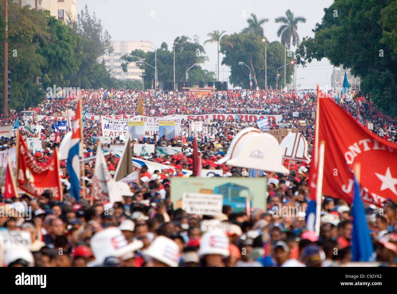 Enorme folla al giorno di maggio parade. L'Avana, Cuba Foto Stock