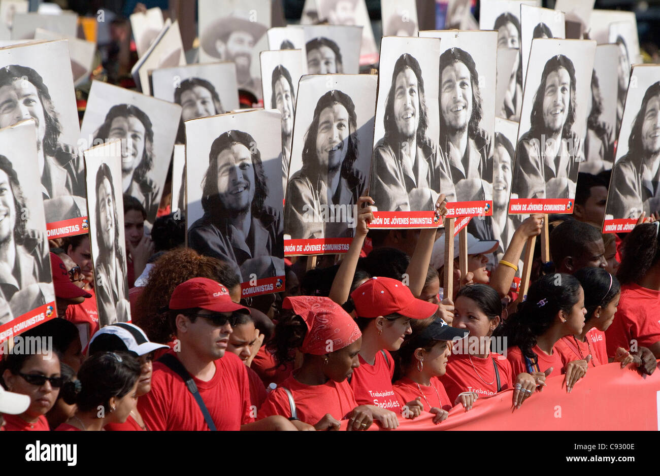 Folla che tiene poster che Guevara alla sfilata del giorno di maggio a l'Avana, Cuba. Il popolo cubano festeggia durante il raduno di massa Foto Stock