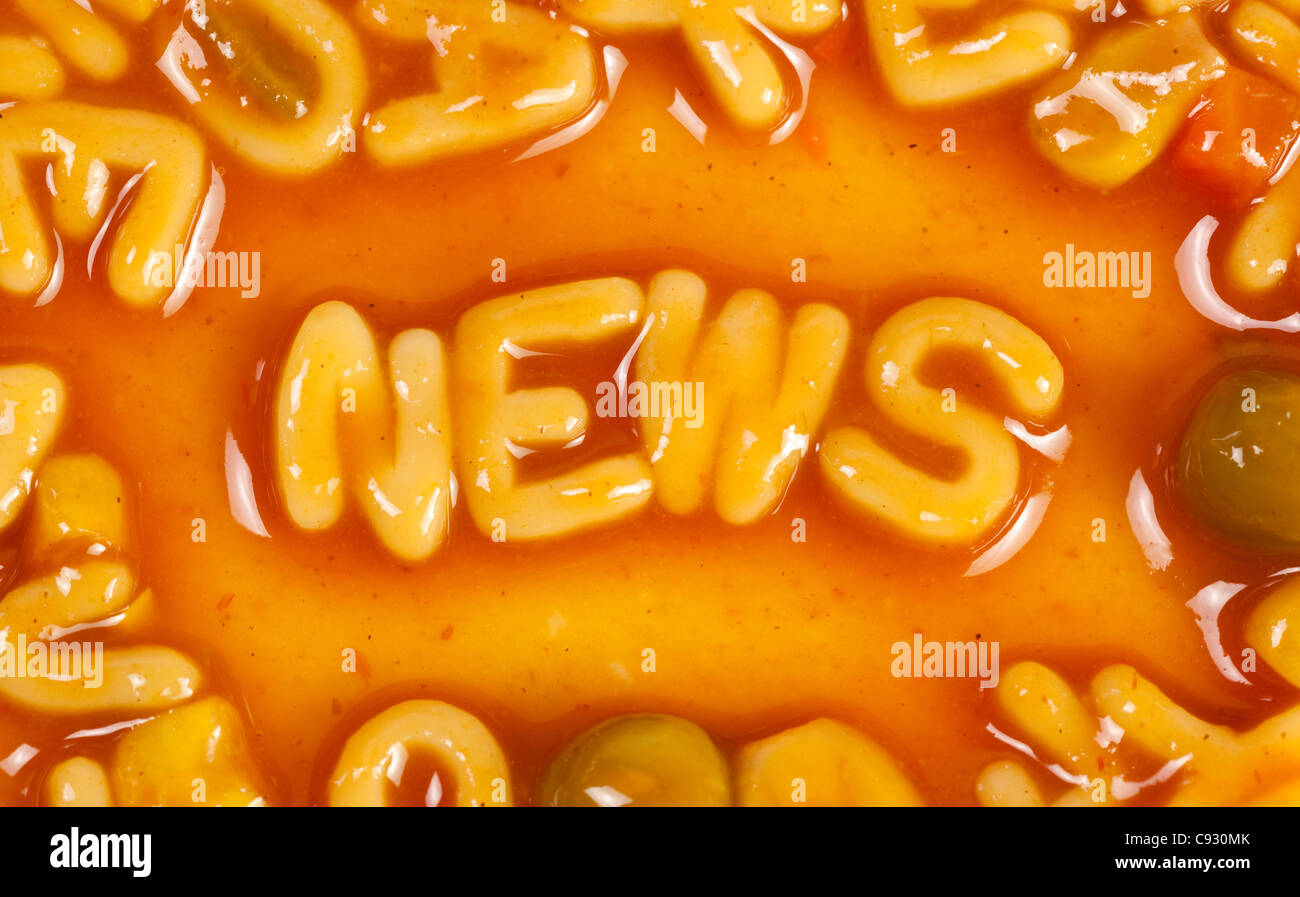 Alfabeto pasta sagomato formante la parola NEWS in salsa di pomodoro Foto Stock