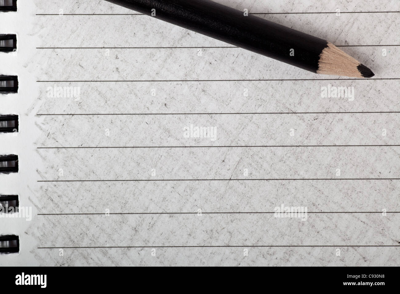 Colore nero matita con la colorazione su un blocco note Foto Stock