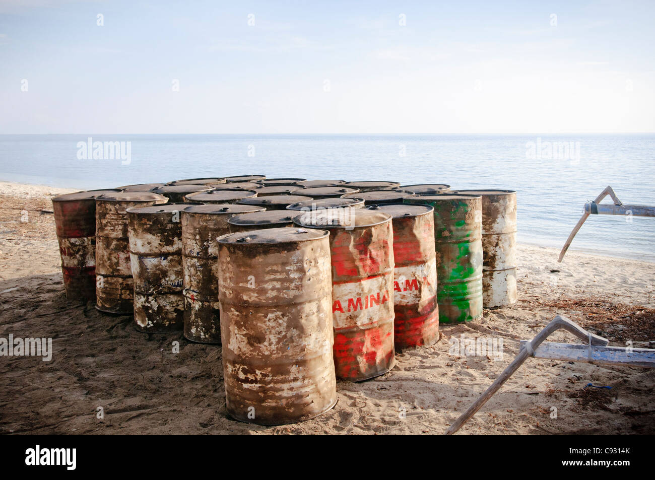 Vecchio arrugginito barili di olio nel molo a Gili Meno in Indonesia Foto Stock