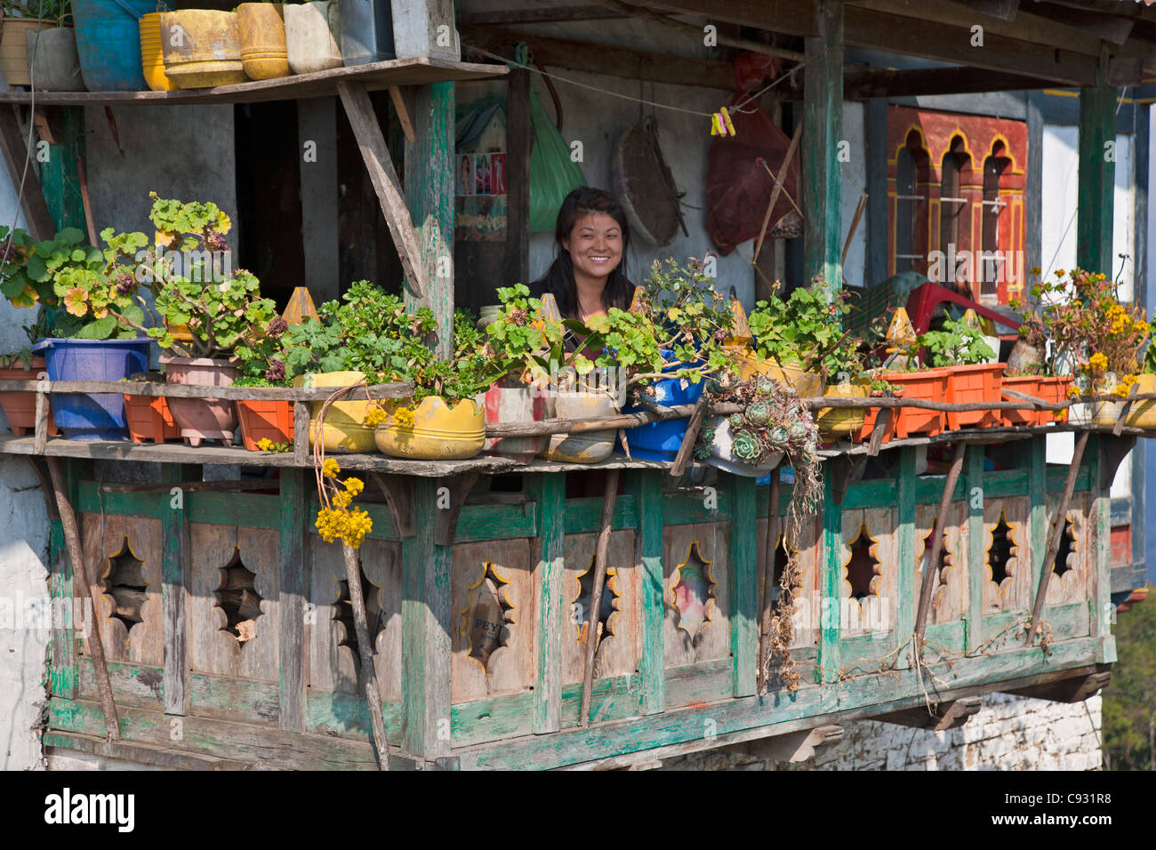 La veranda di un tradizionale di pietra bhutanesi casa costruita sul pendio di una collina. Foto Stock