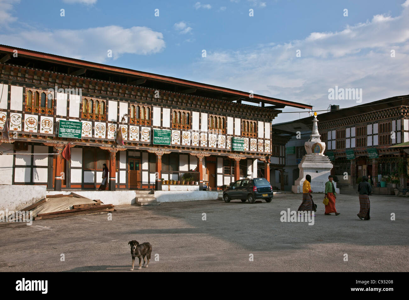 La cittadina collinare di Mongar mostra edifici con il distintivo e decorativi in stile architettonico del Regno del Bhutan. Foto Stock